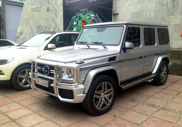 Chính thức cập bến Việt Nam hồi cuối tháng 2 vừa qua, hiện đã có tới 3 chiếc Mercedes G63 AMG đeo biển Hà Nội. Trong ảnh là chiếc Mercedes G63 AMG màu bạc mang biển 30A-149.98 ở Hà Nội.